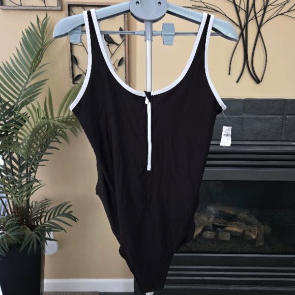 NWT Old Navy sz XL half zip one piece black/white swimsuit - Picture 2 of 4